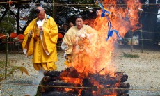 4月６日に行者さんによる護摩焚き、御祈祷が盛大に執り行われ、無難息災をお祈りしました。